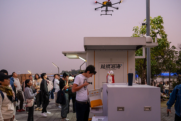在深圳，外國游客體驗無人機(jī)外賣送餐。