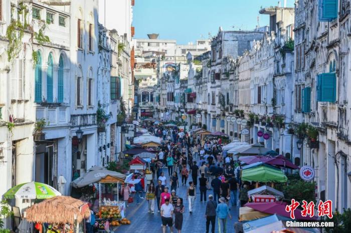 資料圖：圖為海口騎樓老街游客如織。 <a target='_blank' href='/' >中新網(wǎng)</a>記者 駱云飛 攝