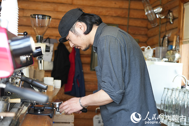 喻曉在小木屋中制作咖啡。人民網(wǎng)記者 李睿攝