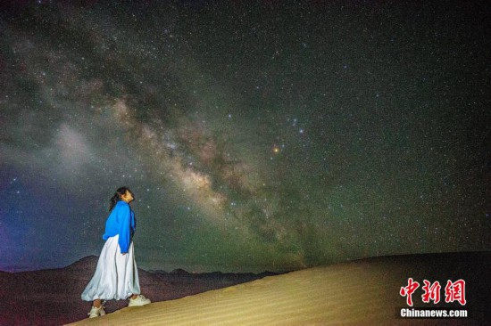 圖為6月20日晚，游客在西藏阿里暗夜公園與銀河“合影”。曹枝清 攝