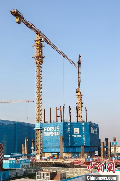 從完成頂層設(shè)計到如火如荼大規(guī)模建設(shè)，六年來，雄安新區(qū)如春天的竹子一般拔節(jié)生長，這座承載千年大計的“未來之城”已雄姿初顯。從“一張白紙”開始著墨，如今的雄安新區(qū)已是濃墨重彩的“山水畫”。<a target='_blank' href='/'>中新社</a>記者近日走訪了雄安新區(qū)多地，從“藍(lán)綠金”三色感受這座“未來之城”的巨大變化。圖為7月19日，河北雄安新區(qū)，中國中化總部基地項目施工現(xiàn)場。 <a target='_blank' href='/'>中新社</a>記者 易海菲 攝