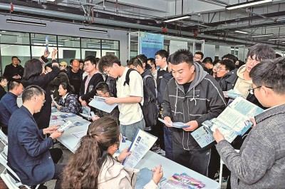 2024年3月，在蘭州大學(xué)2024屆畢業(yè)生大型春季綜合雙選會現(xiàn)場，青年學(xué)子踴躍報名西部用人單位。 蘭州大學(xué)供圖