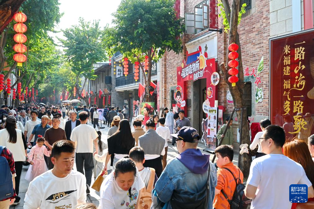 2月22日，市民游客在福州上下杭?xì)v史文化街區(qū)參觀游覽。新華社記者林善傳 攝