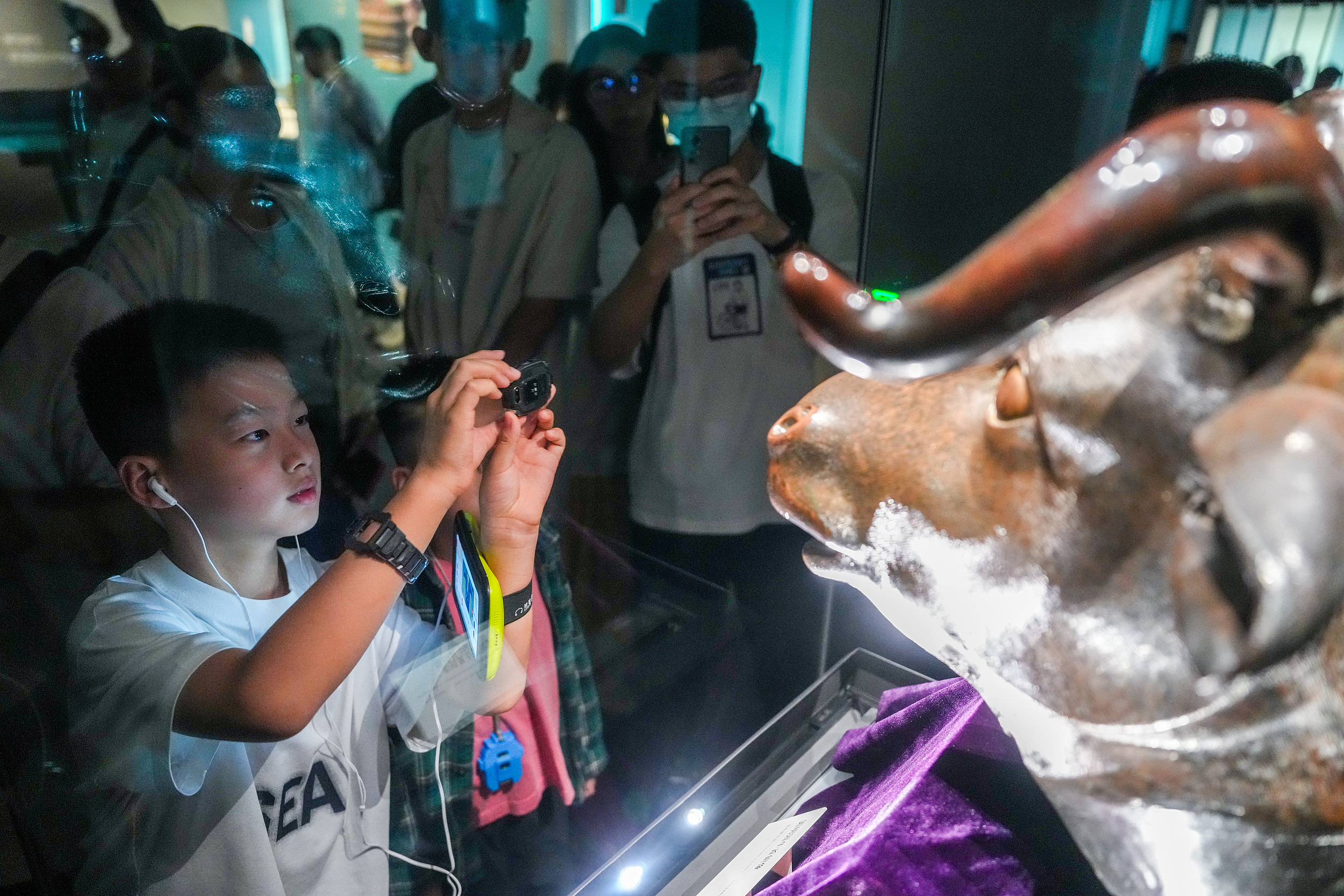 2025年6月，參加研學(xué)游的孩子在安徽博物院蜀山館參觀圓明園牛首銅像。（圖片來(lái)源：視覺(jué)中國(guó)）