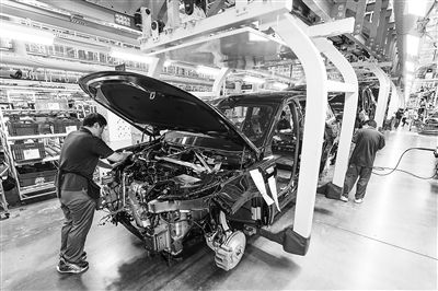 某新能源汽車智能制造基地總裝車間，工作人員正在工作。新華社記者 李博 攝