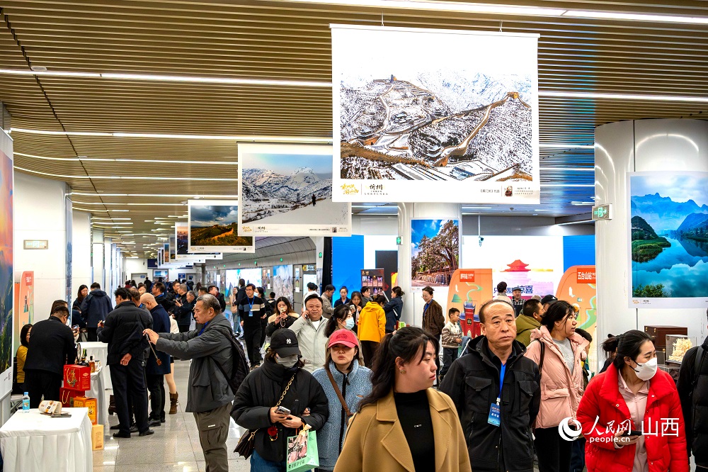 “相約忻州·盡享冬韻”暨“乘地鐵游山西”主題攝影展（忻州）在太原地鐵長風(fēng)街站啟幕。