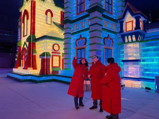 10月18日，哈薩克斯坦外賓參觀黑龍江哈爾濱冰雪大世界夢幻冰雪館。新華社記者 楊軒 攝