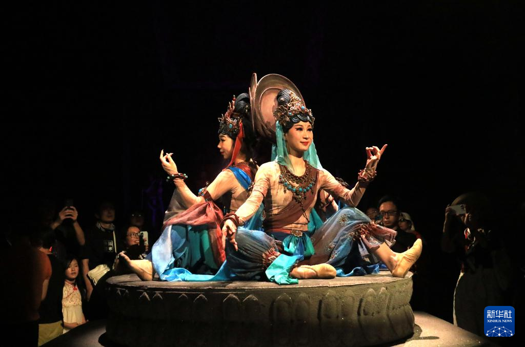 8月5日晚，游客在甘肅省敦煌市觀看大型洞窟式沉浸體驗(yàn)劇《樂動(dòng)敦煌》。 新華社發(fā)（張曉亮 攝）