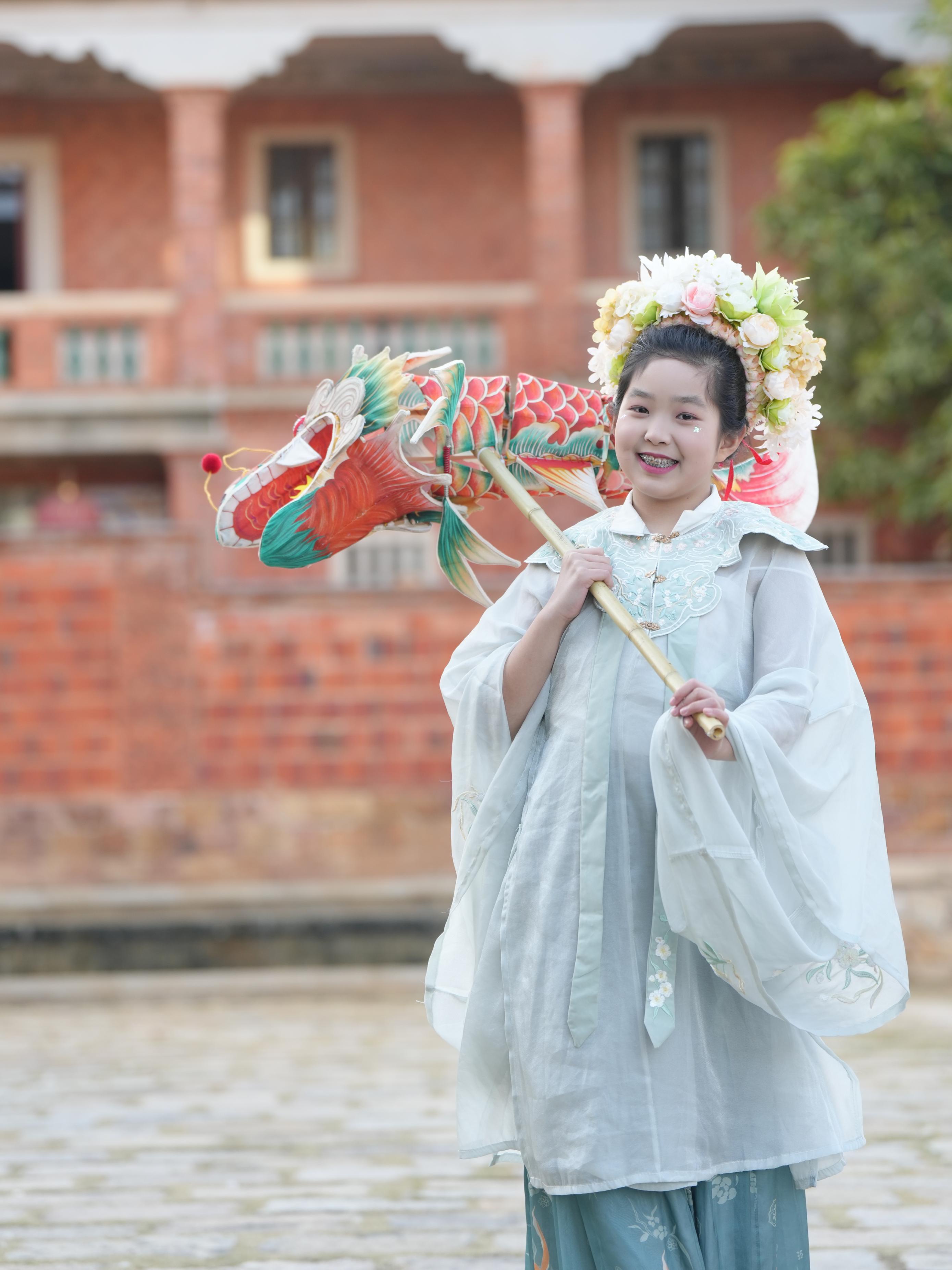 在泉州，沈女士為女兒拍下頭戴簪花的照片。受訪者供圖