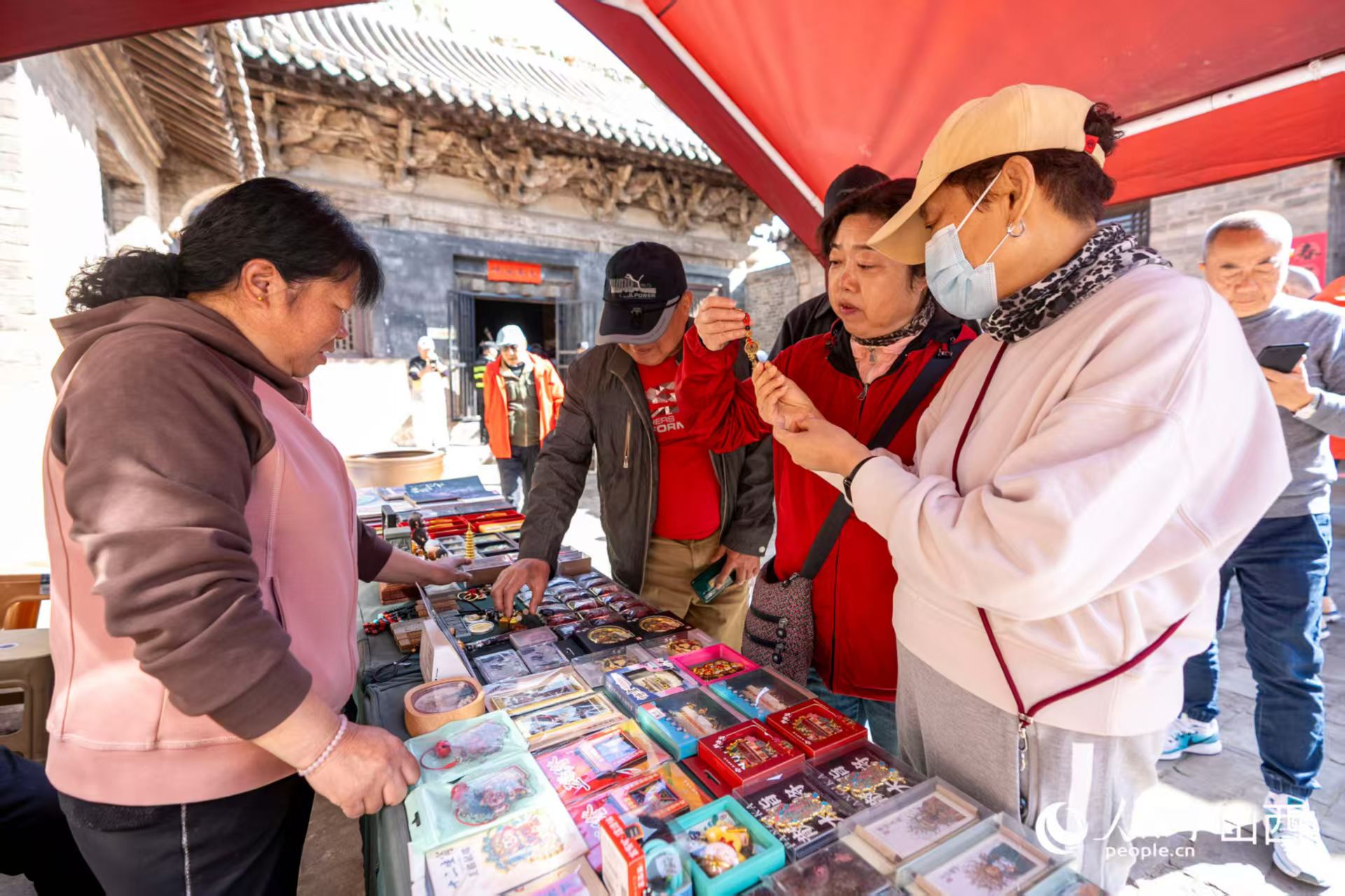 游客在山西省高平市鐵佛寺選購文創(chuàng)產(chǎn)品。人民網(wǎng)記者 盧鵬宇攝