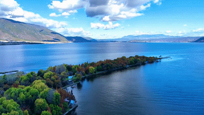 大理洱海畔。