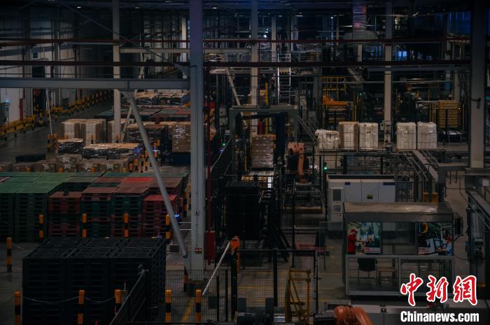 基地依托數(shù)字技術(shù)打造“黑燈工廠”?！±钅宪?攝