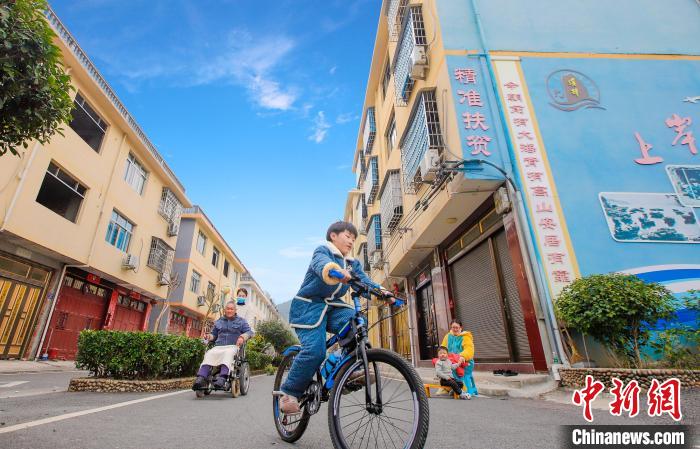 溪邳村一角?！菓c堂 攝