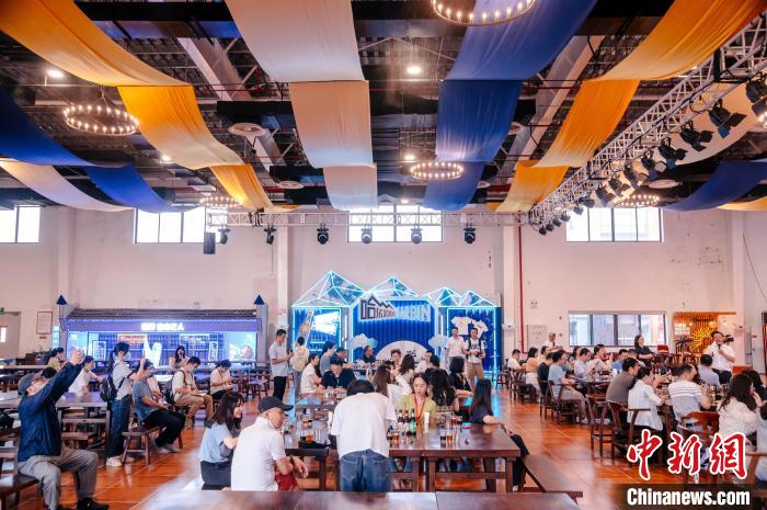 圖為基地內(nèi)的慕尼黑餐廳?！±钅宪?攝