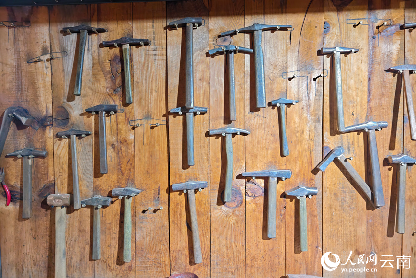 新華村銀器加工作坊里的小錘。人民網(wǎng)記者 符皓攝