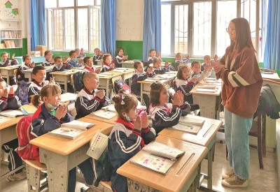 2023年5月，西北師范大學(xué)學(xué)生在新疆阿克蘇地區(qū)溫宿縣吐木秀克鎮(zhèn)第一小學(xué)實習(xí)支教。 卓杰攝