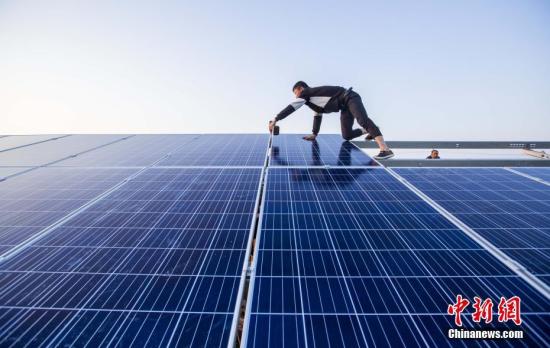 資料圖：4月23日，航拍正在建設(shè)的江西都昌縣磯山湖“漁光一體”光伏電站。傅建斌 攝