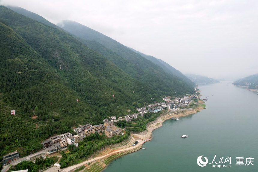 位于長(zhǎng)江南岸的三峽里·竹枝村。人民網(wǎng)記者 劉政寧攝