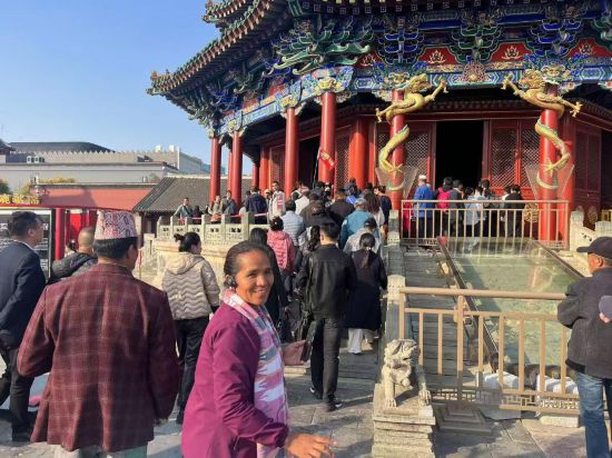 10月16日，到訪遼寧沈陽的尼泊爾外賓在沈陽故宮參觀。新華社記者 洪可潤 攝。