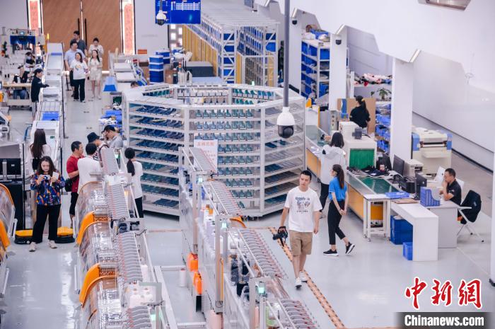 圖為莆田雙馳鞋業(yè)個性化定制示范工廠?！±钅宪?攝