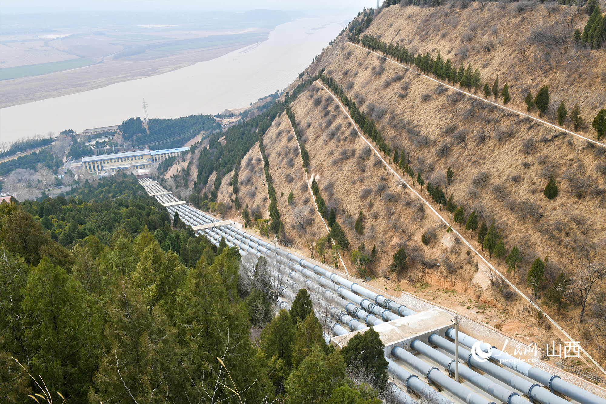 大禹渡灌區(qū)6條約700米的管道將黃河水引上旱塬。人民網(wǎng)記者 焦搏文攝