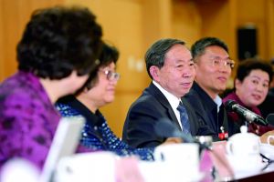 3月8日，全國(guó)政協(xié)舉行教育界別聯(lián)組會(huì)議，教育部部長(zhǎng)袁貴仁右三到會(huì)聽取建議。