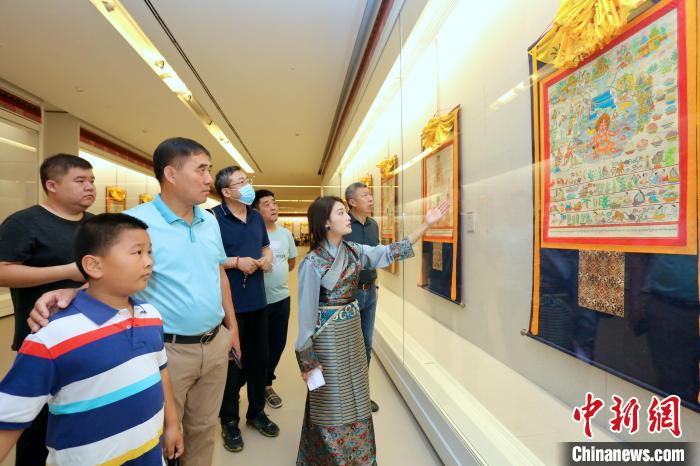 “藏韻瑰寶”藏醫(yī)四部醫(yī)典唐卡珍品展現(xiàn)場?！⒖∩n 攝