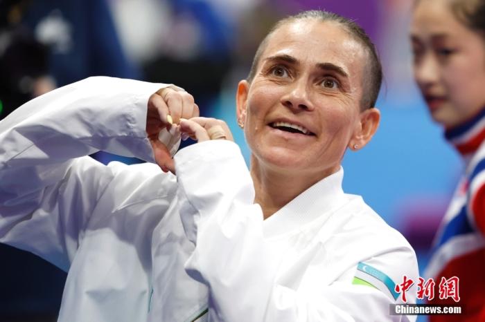 資料圖：9月28日，杭州第19屆亞運會競技體操女子跳馬決賽在黃龍體育中心體育館舉行。烏茲別克斯坦選手丘索維金娜以13.383分獲得該項目第四名。圖為丘索維金娜在賽后向觀眾比心。<a target='_blank' href='/'>中新社</a>記者 富田 攝