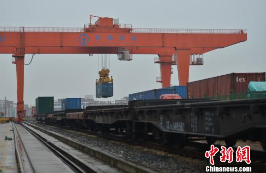 圖為：中歐班列吊裝。　王剛 攝