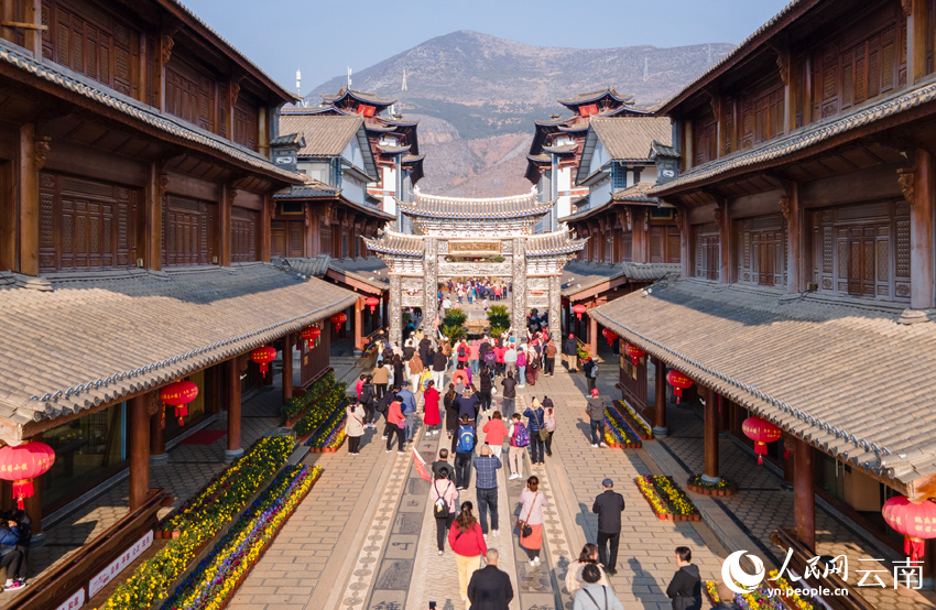 游客打卡新華村。人民網(wǎng)記者 符皓攝