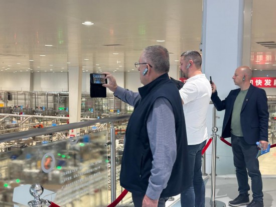 10月15日，來自塞爾維亞的外賓參觀位于內(nèi)蒙古呼和浩特的牛奶生產(chǎn)線。新華社記者 王雪冰 攝