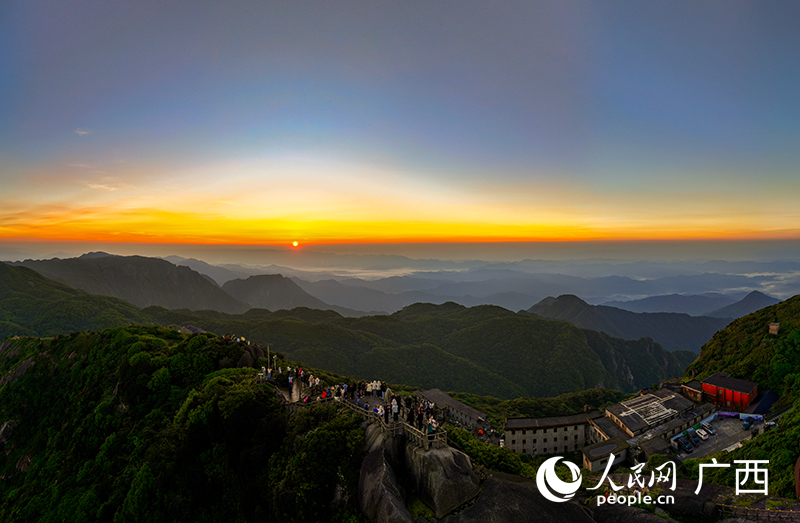 紅日破云而出。人民網(wǎng) 雷琦竣攝