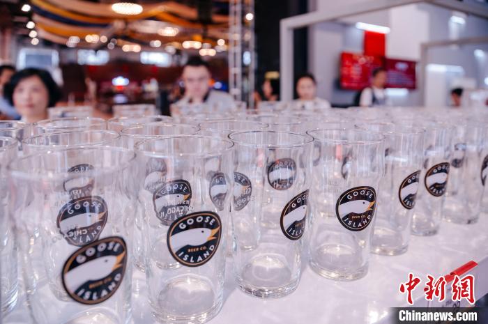 基地內(nèi)，各式啤酒文化周邊產(chǎn)品在出售。　李南軒 攝