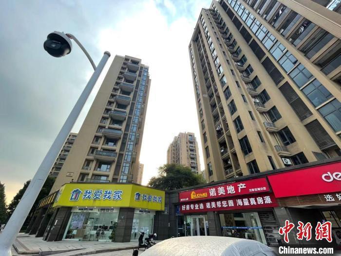 多家房地產(chǎn)中介。 蘇婷 攝