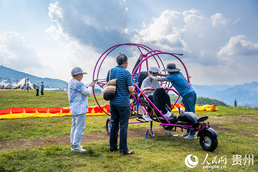 游客在野玉海飛行營地解鎖山地新玩法。人民網(wǎng)記者 涂敏攝