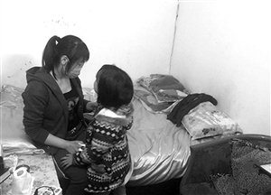 小梅現(xiàn)在只身帶著女兒，生活困難 圖片來(lái)源：溫州網(wǎng)