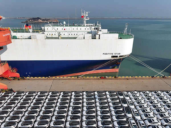 在江蘇省連云港，中國生產(chǎn)的汽車正加緊裝船出口海外。