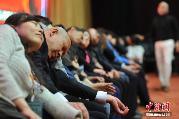 資料圖：民眾在專業(yè)催眠師的引導(dǎo)下睡覺，釋放壓力。<a target='_blank' href='/'>中新社</a>發(fā) 韋亮 攝