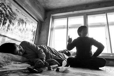 “舉債20萬照料癱瘓女友男子”被指家暴 警方立案