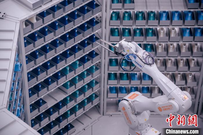 車間里，鞋楦配送機械臂在有序工作?！±钅宪?攝