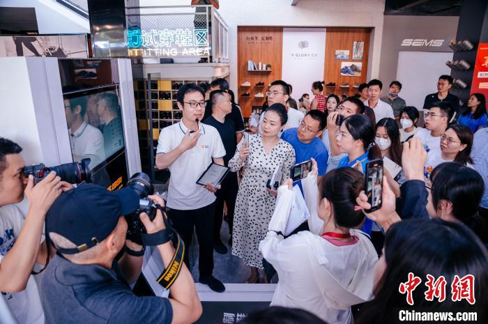 定制示范工廠可從腳型測量儀采集數(shù)據(jù)，按需進行“私人訂制”?！±钅宪?攝