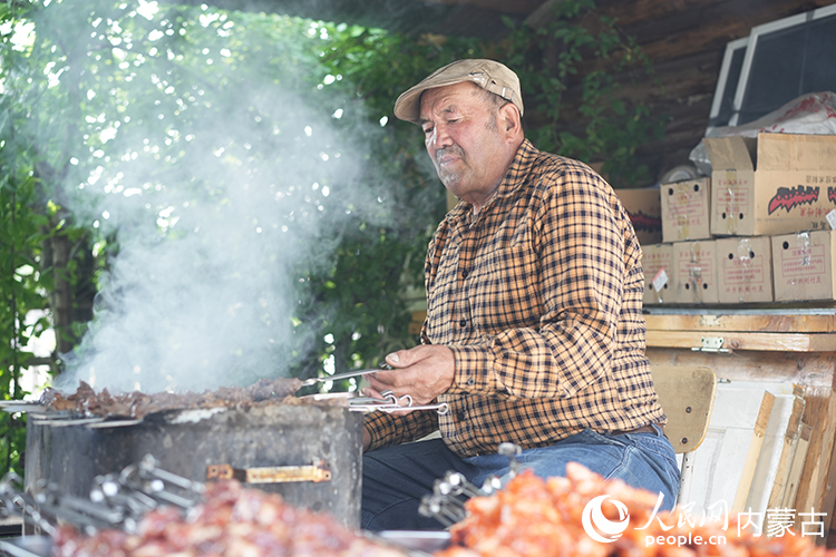 孫金花家庭小院內(nèi)，正在烤制肉串。人民網(wǎng)記者 李睿攝