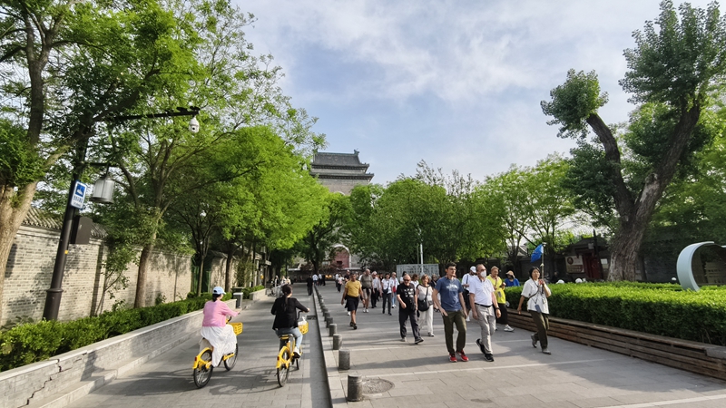外國(guó)游客游覽北京鼓樓。人民網(wǎng)記者 李楠樺攝