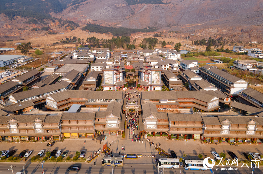 密布銀器加工作坊的新華村。人民網(wǎng)記者 符皓攝