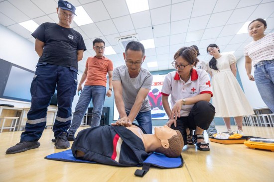 在浙江省湖州市吳興區(qū)龍泉小學(xué)，紅十字會(huì)救護(hù)員對(duì)教職工進(jìn)行自動(dòng)體外除顫器（AED）使用培訓(xùn)。新華社發(fā)（伊凡攝）