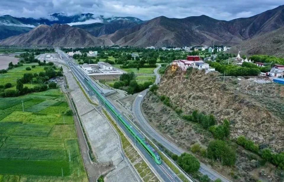 ?高原動集動車組。中國中車供圖。