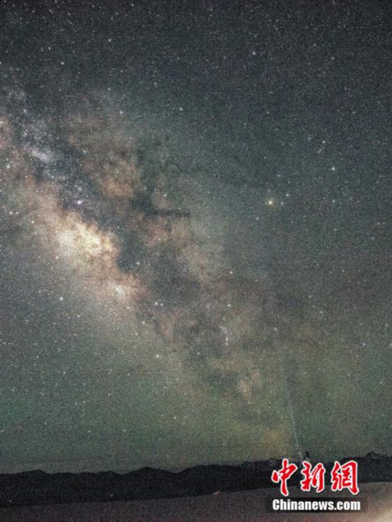 圖為6月20日晚游客在西藏阿里暗夜公園，與銀河“合影”。曹枝清 攝