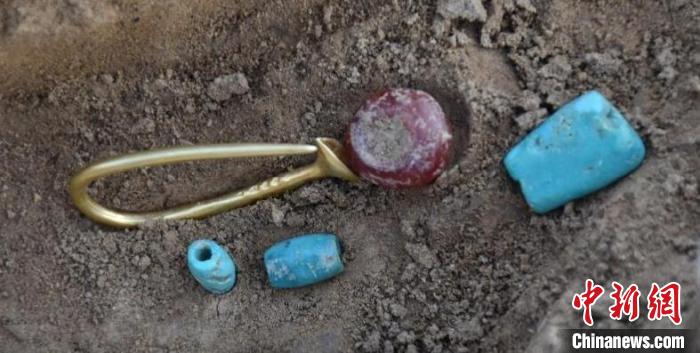 北京豐臺新宮遺址內(nèi)大坨頭文化墓葬出土的金耳環(huán)和綠松石粒等 國家文物局供圖