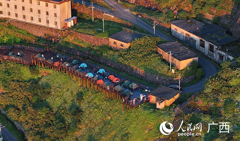 山頂露營(yíng)區(qū)。人民網(wǎng) 雷琦竣攝