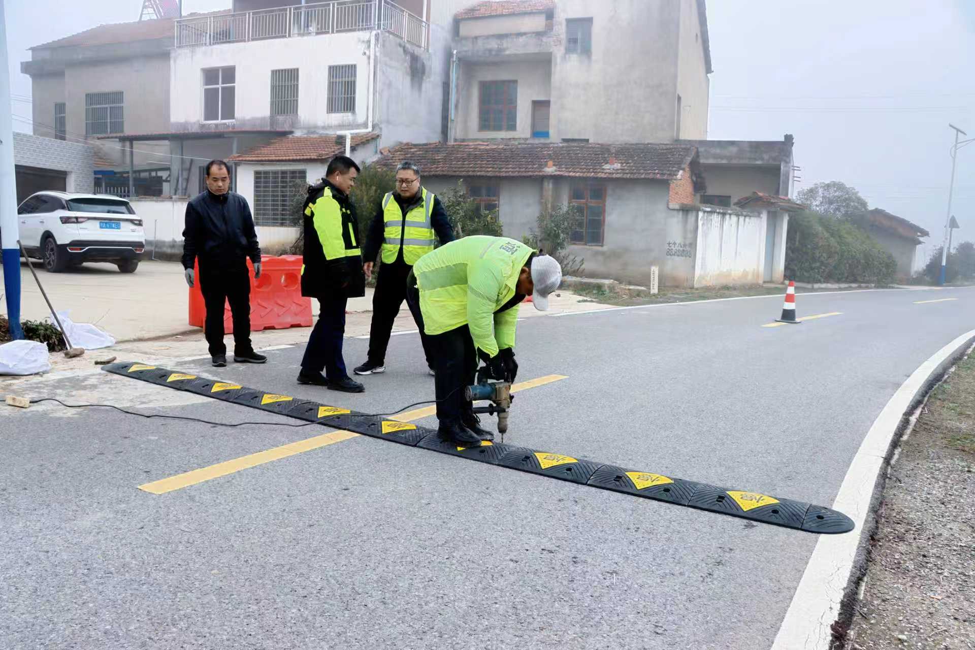 養(yǎng)護工對農(nóng)村公路進行日常巡查、養(yǎng)護。受訪方供圖